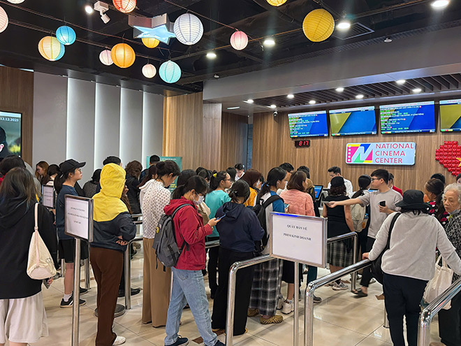 Khan gia xep hang lay ve mien phi phim “Mua do” va cac phim khac trong tuan phim chao mung LHP Viet Nam lan thu XXIV. Anh: Ban to chuc