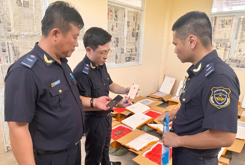 Tinh trang loi dung loai hinh trung chuyen, chuyen khau, qua canh de van chuyen hang gia, hang xam pham quyen so huu tri tue van tiep dien - Anh: Cuc Hai quan