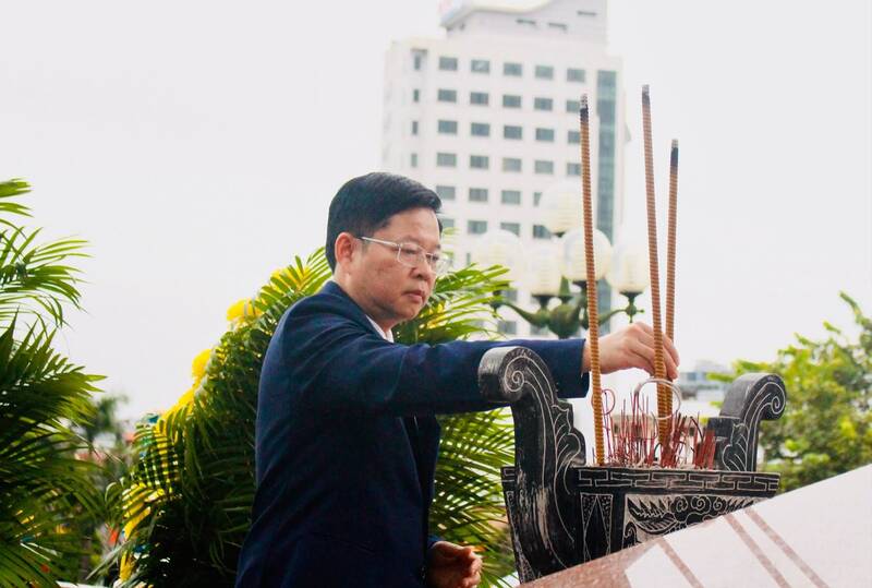 Ong Dinh Quang Tuyen - Pho Bi thu Tinh uy, Chu tich Uy ban MTTQ Viet Nam tinh Thai Nguyen dang huong. Anh: Thu Hue