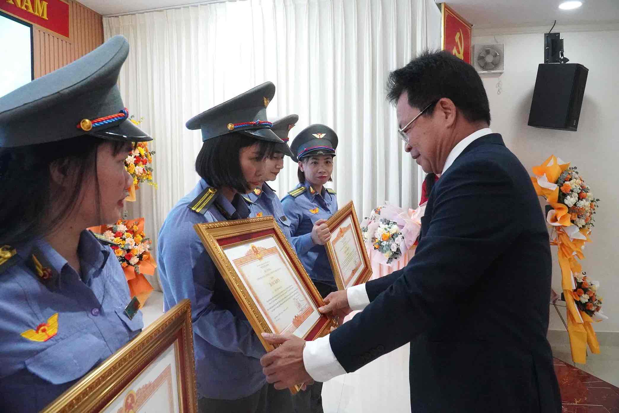 Ong Dang Sy Manh - Chu tich HDTV Tong cong ty Duong sat Viet Nam thua uy quyen cua Thu tuong Chinh phu trao tang Bang khen cho 4 nhan vien gac duong ngang dung cam. Anh: HAC