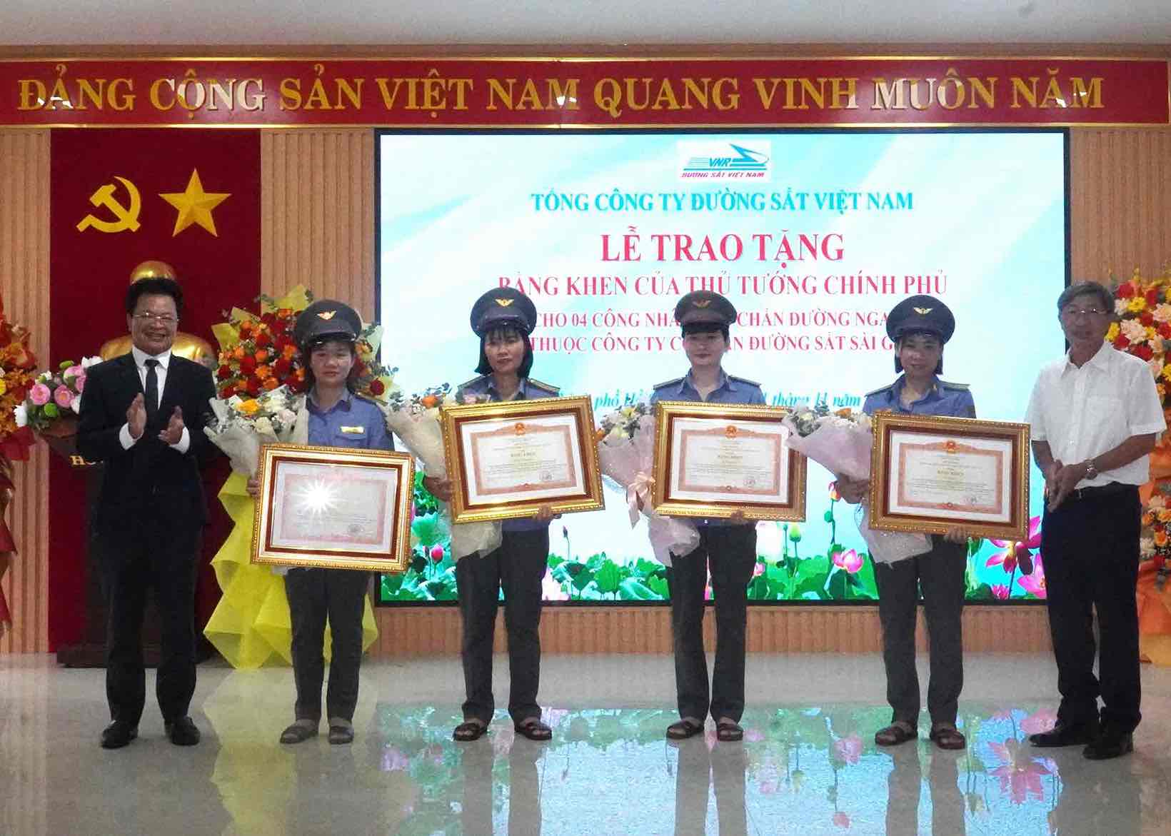 4 brave cross-coorder guards, implementing the work process accurately and promptly to ensure the safety of human life and property - received a certificate of merit. Photo: HAC