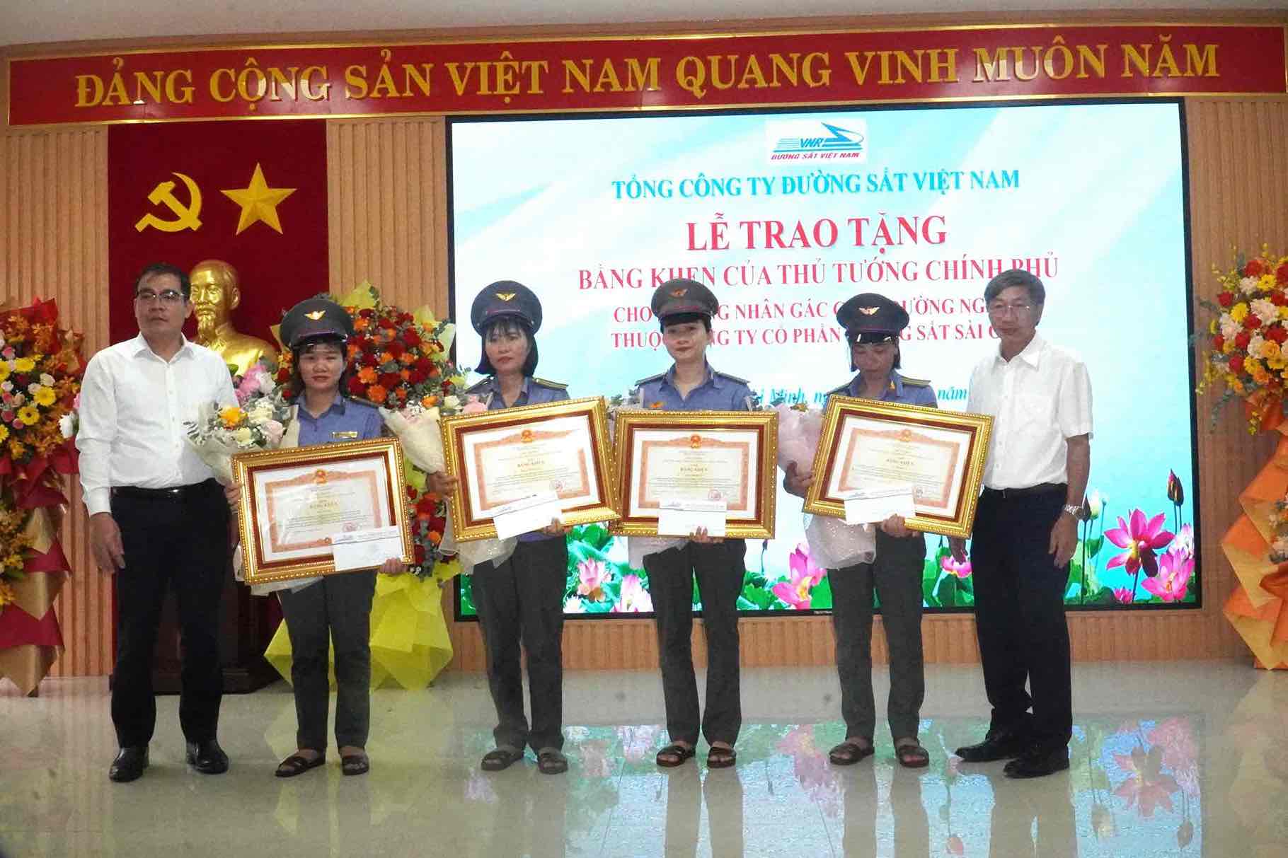 Lanh dao Cong ty Co phan Duong sat Sai Gon trao thuong 4 ca nhan co thanh tich. Anh: HAC