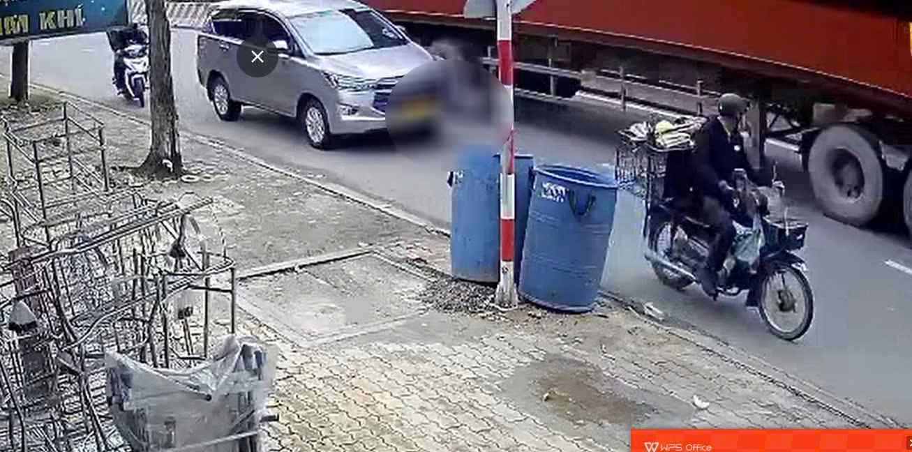 Camera gan hien truong ghi lai thoi diem xay ra vu tai nan. Anh cat tu clip ban doc cung cap