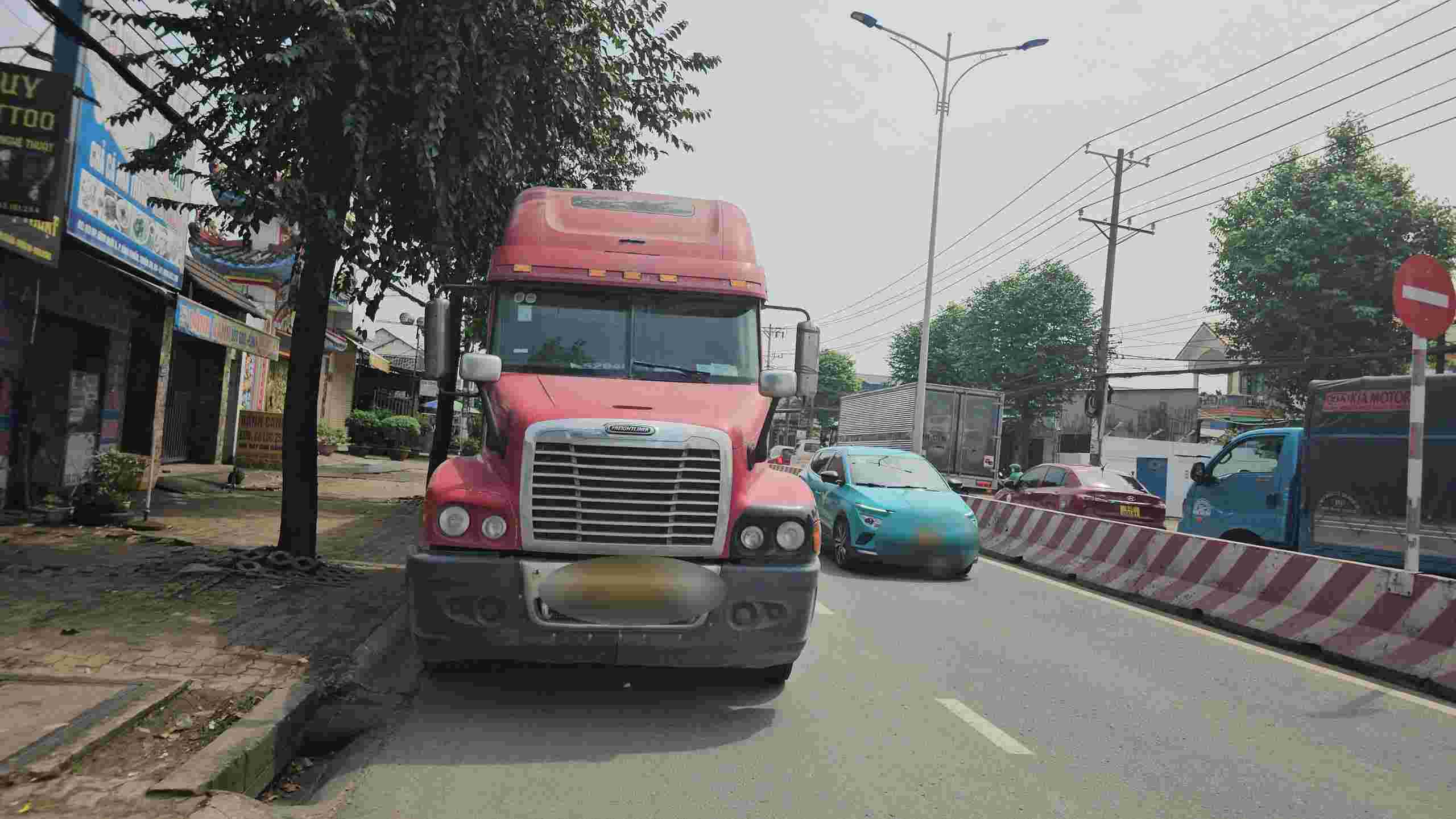 Container dung cach hien truong ban dau hon 100m. Anh: Dinh Trong