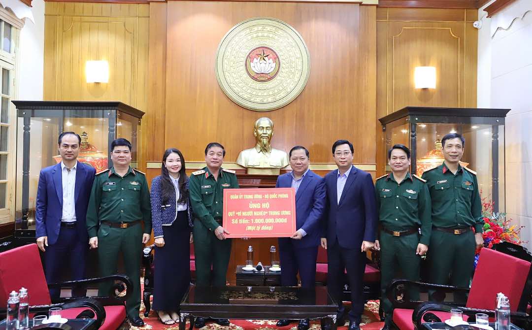 A peticion del Comite Militar Central del Ministerio de Defensa Nacional el Teniente General Superior Truong Thien To Subdirector del Departamento General de Politica del Ejercito Popular de Vietnam entrego mil millones de VND en apoyo al Fondo Central de Apoyo a los Pobres. Foto: Minh Hien