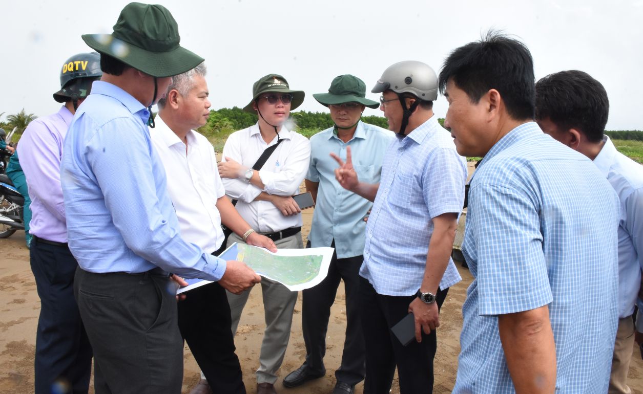 Pho Chu tich UBND TP Can Tho Tran Chi Hung (nguoi gio tay) khao sat thuc te doan de bi sat lo. Anh: Ngoc Diem