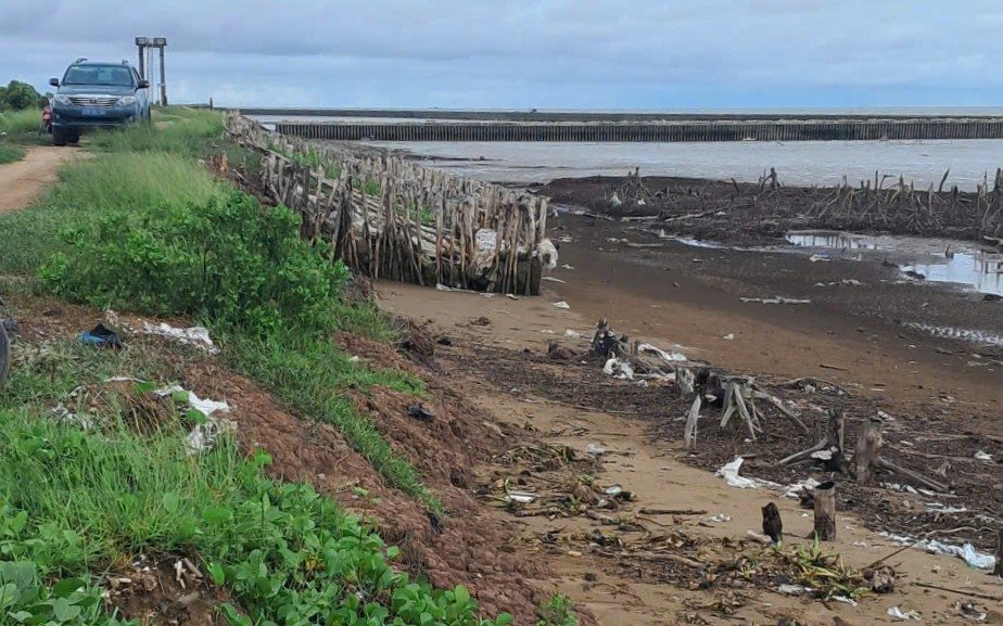 Mot doan de bien tren dia ban xa Vinh Hai, TP Can Tho dai rung phong ho khong con, song danh truc tiep vao than de. Anh: Phuong Anh