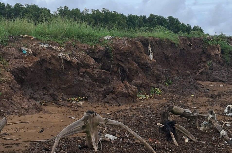 Doan de bien chua co ke chan song, bo bao bi xoi lo nghiem trong. Anh: Phuong Anh