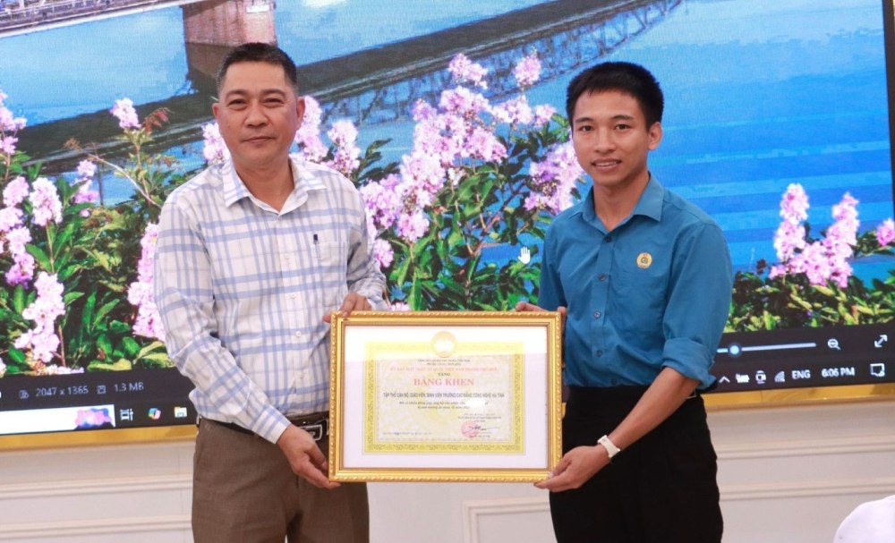 フエ市のベトナム祖国戦線委員会の指導者らは、ハティン工科大学の職員、教師、学生らに賞状を授与した。写真: ル・ソー