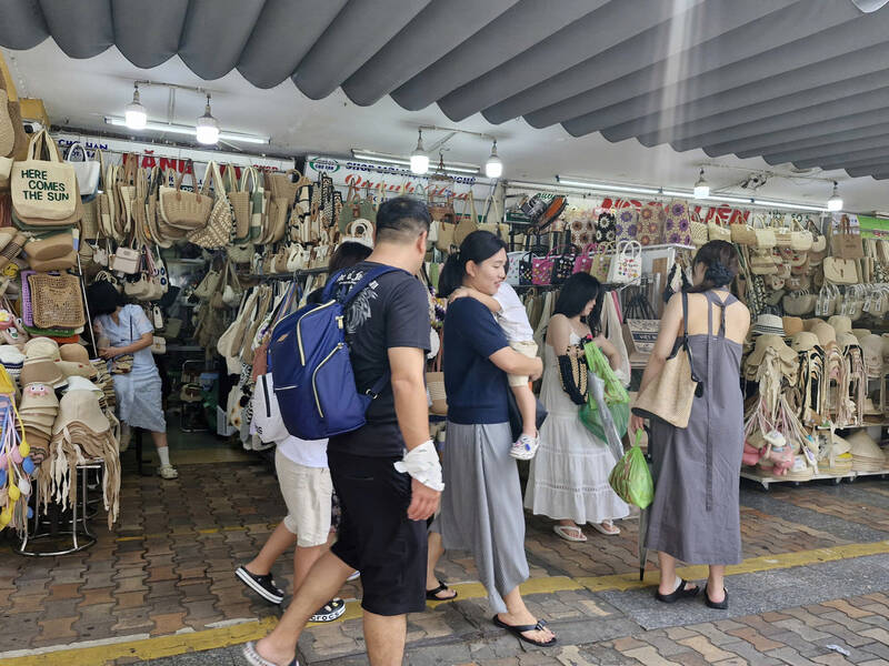 한 시장을 방문하는 관광객 (다낭). 사진: Thu Giang