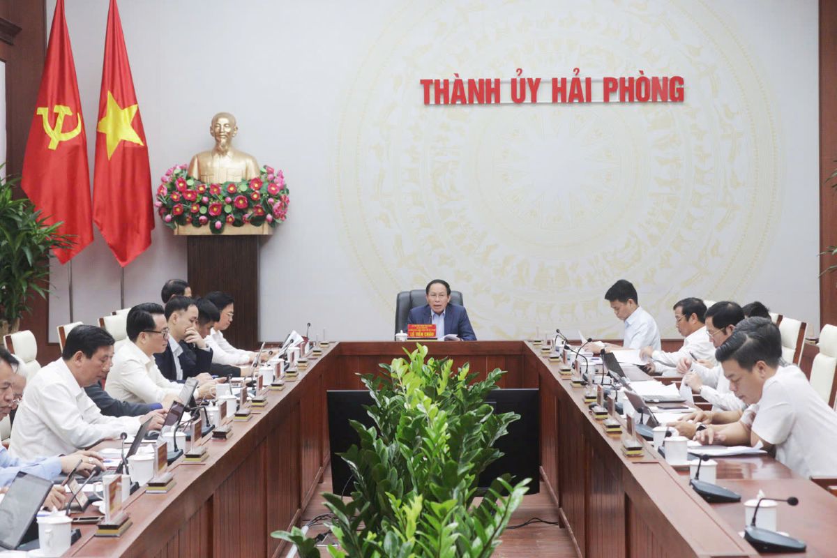 The Standing Committee of the Hai Phong City Party Committee reviews and gives opinions on many specific mechanisms and policies to promote the city's socio-economic development. Photo: Hoang Tung