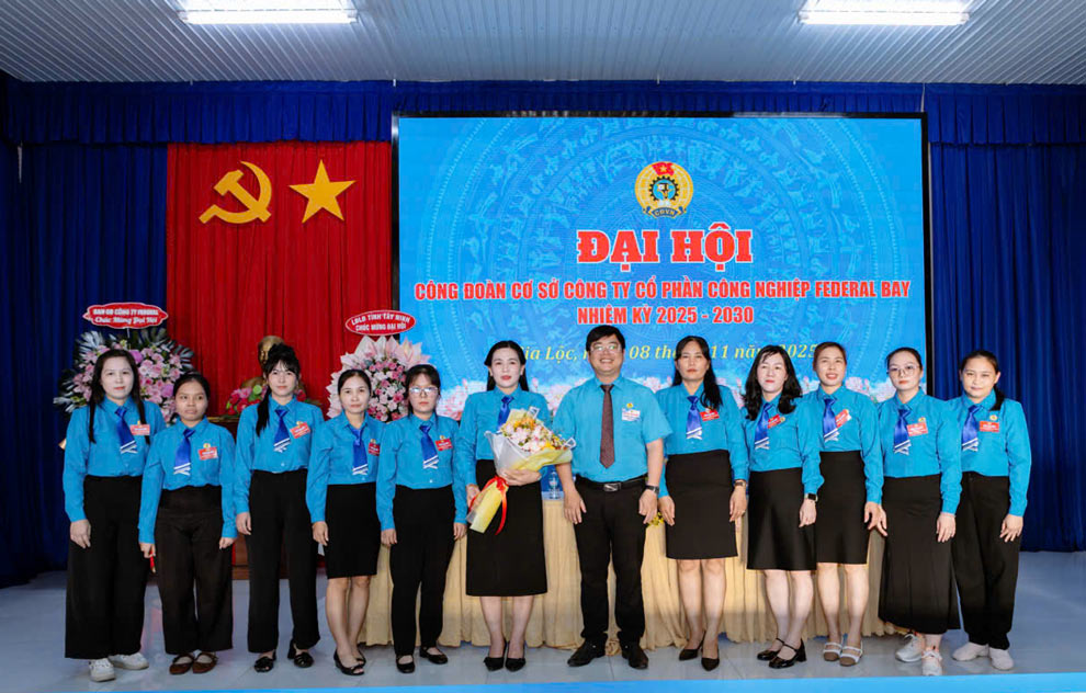 Mr. Nguyen Hoai Thanh - Vice Chairman of the Tay Ninh Provincial Federation of Labor, Head of the Industrial Park Trade Union presented flowers to congratulate the Executive Committee of the Trade Union of Federal Bay Industrial Joint Stock Company for the 5th term, 2025-2030. Photo: Phuong Dung