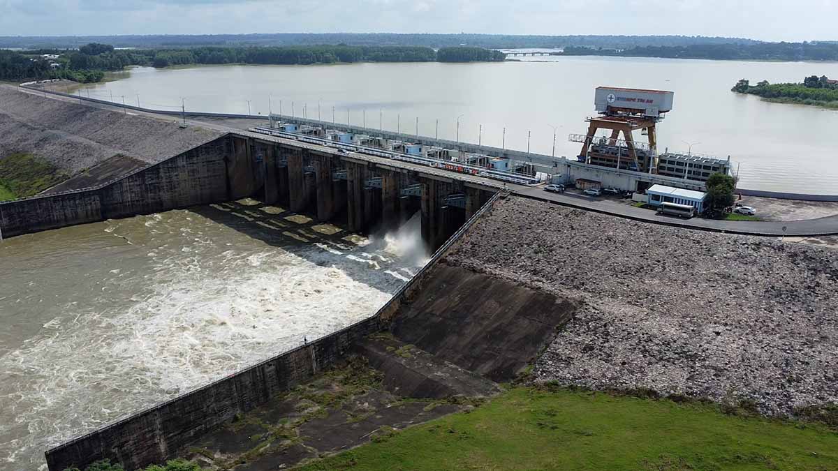 오늘 오후 찌안 수력 발전소는 6개의 방류구를 열었습니다. 사진: HAC