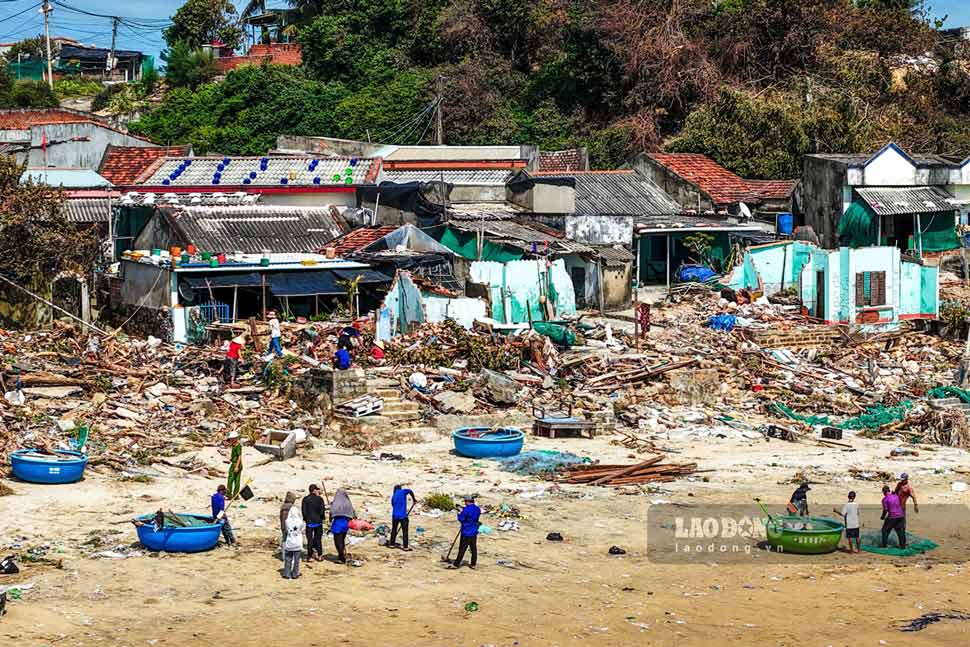 Fuerzas policiales y jovenes fueron movilizados para ayudar a la gente a limpiar y sanear el medio ambiente en la playa de Xuan Thanh (comuna de Phu My Dong Gia Lai). Foto: Tin Phan