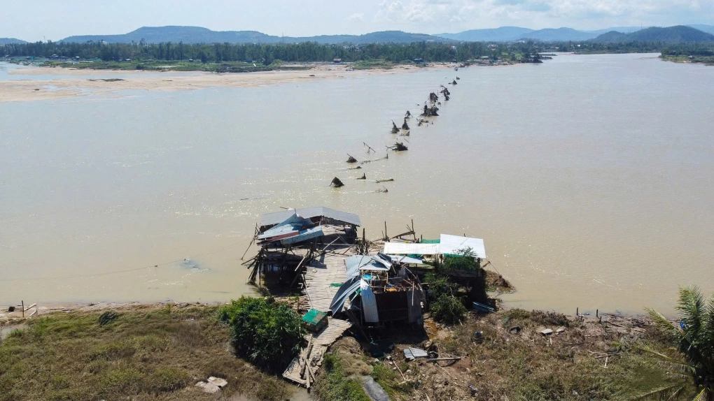 Nuoc song Binh Ba dang cao chay xiet ket hop gio bao so 13 Kalmaegi lam cau go Ong Cop “bien mat“. Anh: Tropical trip Phu Yen