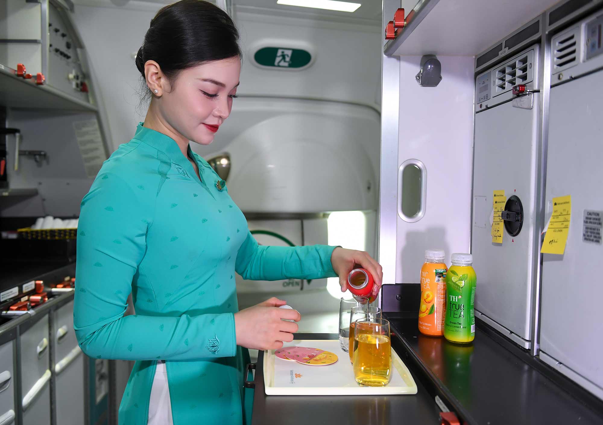 Tiep vien Vietnam Airlines chuan bi tra cho hanh khach khoang Thuong gia khoi dau hanh trinh. Ảnh: Tap doan TH