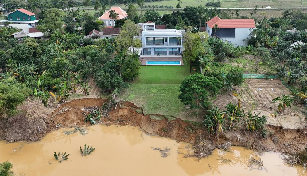 フォン川沿いの多くの世帯は、洪水後の深刻な地滑りの脅威にさらされています。写真: グエン・ルアン