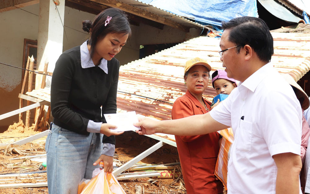 ダナン市ベトナム祖国戦線委員会のレ・トリ・タン委員長は、深刻な住宅被害を受けたダナン市ナムチャミーコミューンの世帯に贈り物を贈った。写真：ダック・マ.