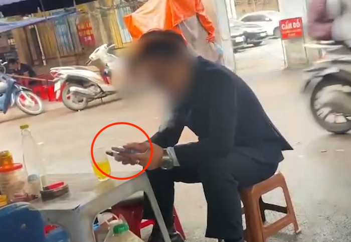 バックマイ病院中毒管理センターは、電子タバコに関連した中毒事件の急増を記録した。写真: マイ・リン