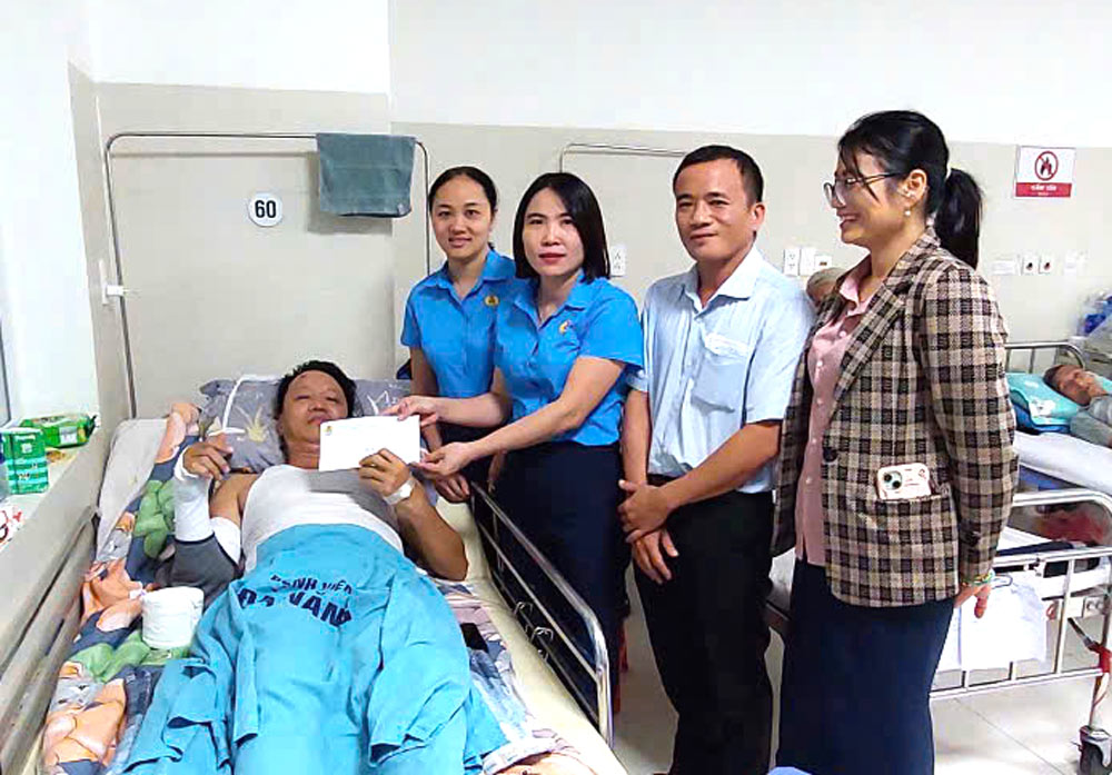 El Sindicato de la comuna de Nam Phuoc Da Nang entrega regalos para apoyar a los miembros del sindicato que sufrieron accidentes durante la tormenta numero 13. Foto: Sindicato de Nam Phuoc Da Nang