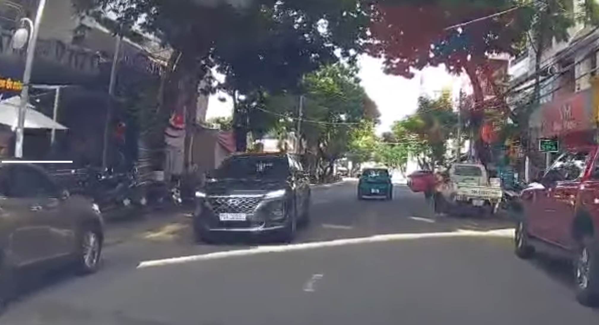 Ô tô biển kiểm soát 79A-303.xx đi ngược chiều trên đường Biệt Thự, phường Nha Trang. Ảnh: Phòng CSGT tỉnh Khánh Hòa