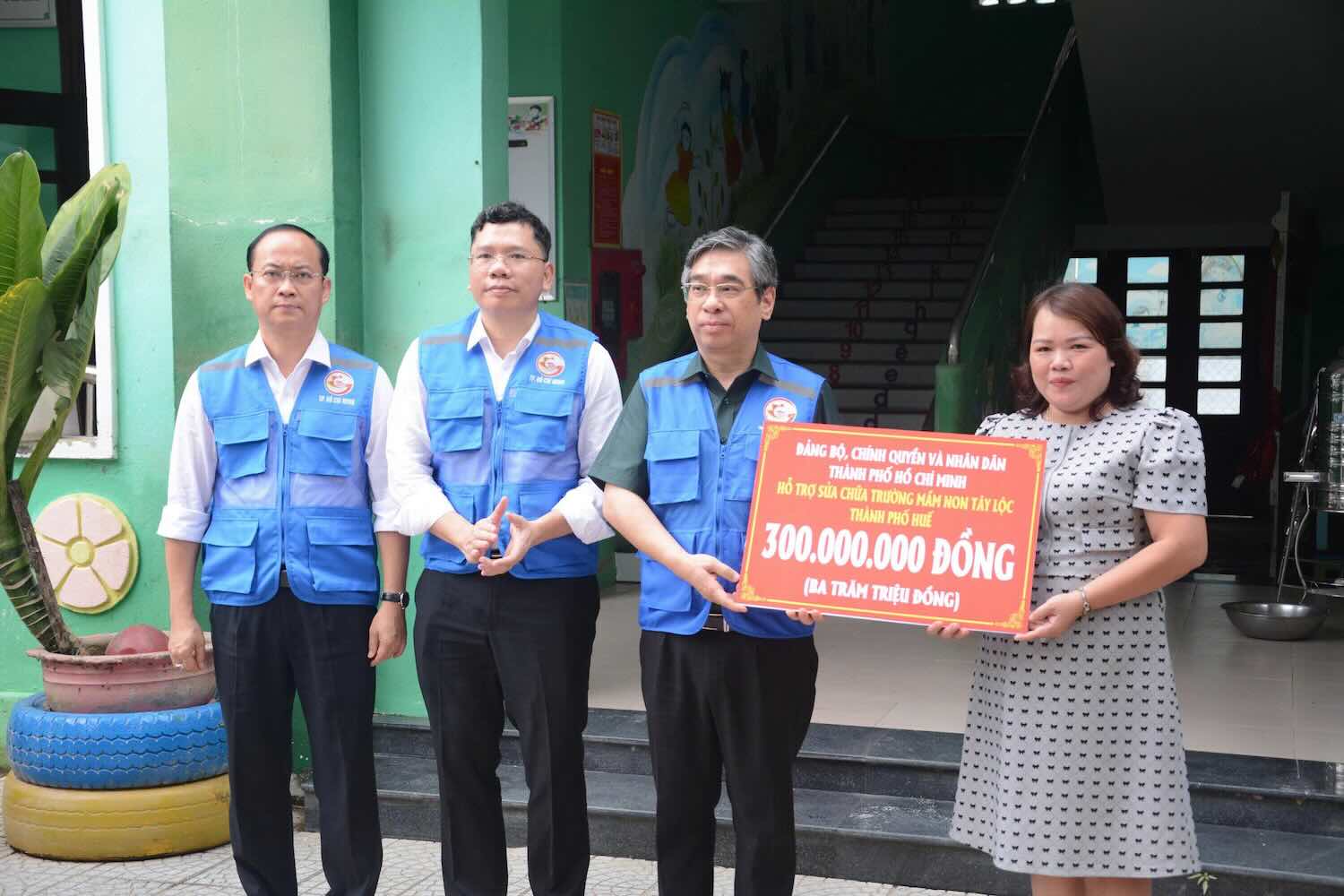 The Ho Chi Minh City working delegation presented support to help the people of Hue City overcome the consequences of storms and floods. Photo: T. Dung