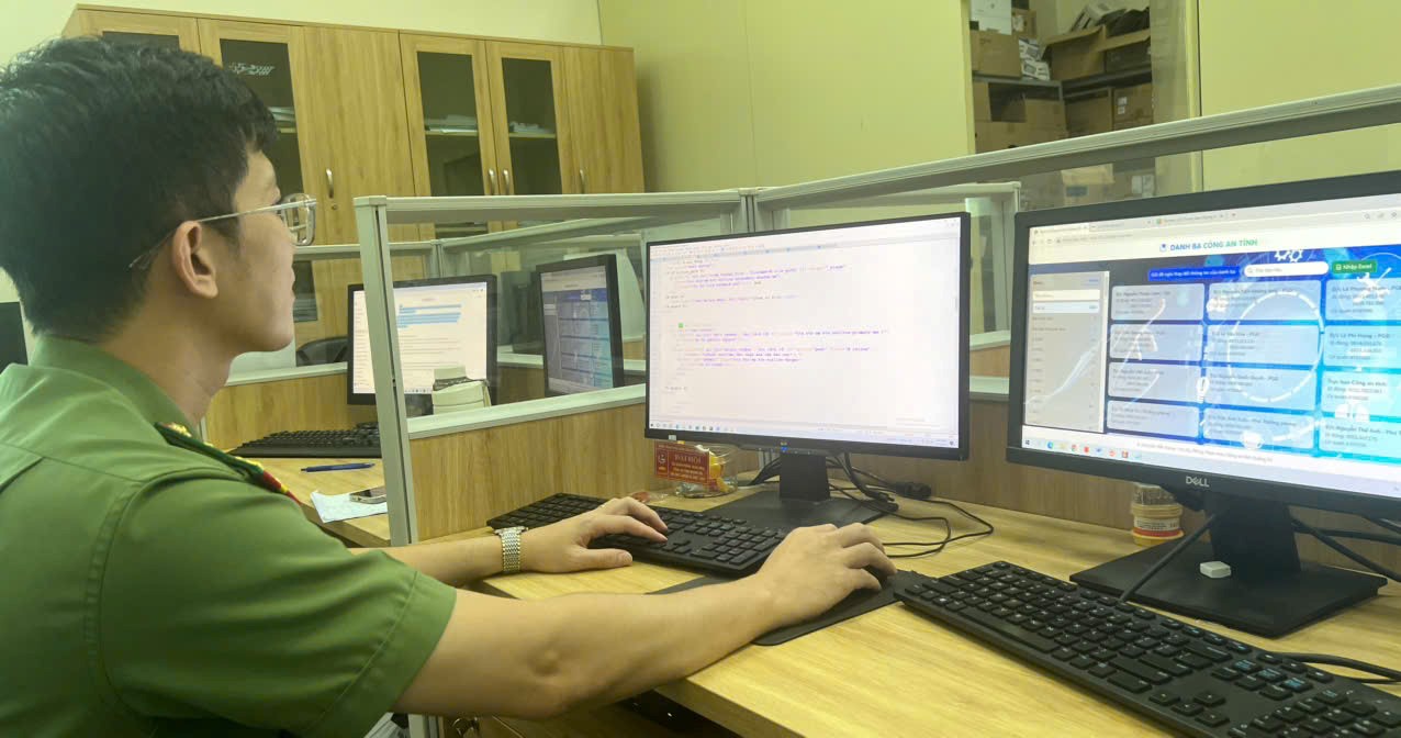 꽝찌성 공안은 디지털 인증서 관리 및 전자 전화번호부 조회 소프트웨어를 시행합니다. 사진: 꽝찌성 공안