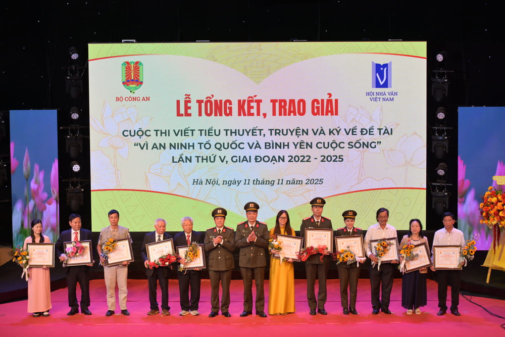 ハノイでの第5回「国土安全保障と生命の平和のために」作文コンテストで入賞。写真: ファム・ドゥック