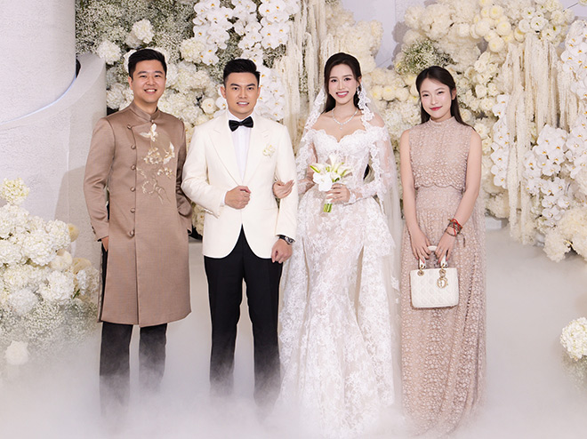 MC Khanh Vy (right) took a photo with bride Do Thi Ha and groom Viet Vuong - a junior of Son Hai Group on the evening of November 9. Photo: Le Chi Linh