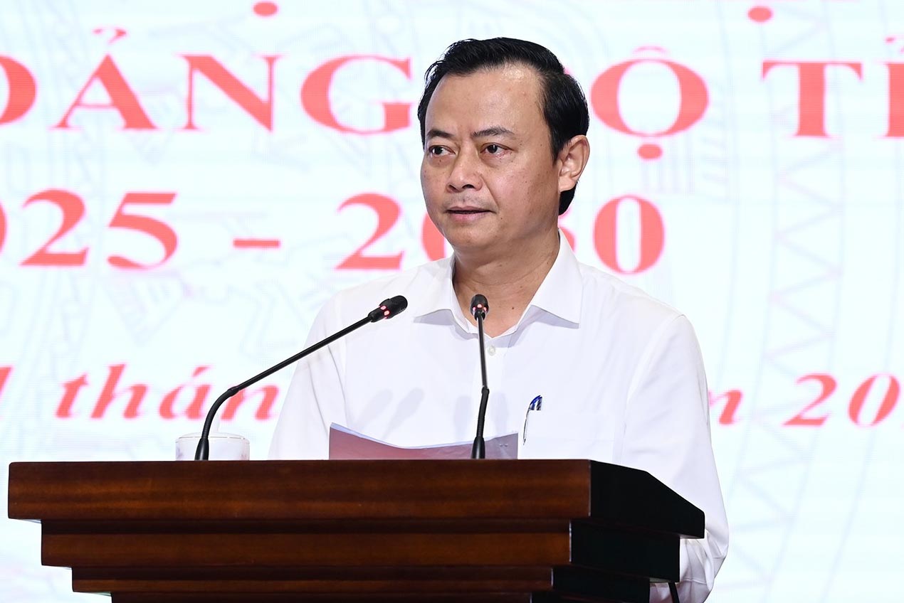 Ong Ha Van Hung – Truong Ban Tuyen giao va Dan van Tinh uy Ha Tinh da trinh nay du thao Chuong trinh hanh dong thuc hien Nghi quyet Dai hoi dai bieu Dang bo tinh lan thu XX, nhiem ky 2025 - 2030. Anh: Tran Tuan.