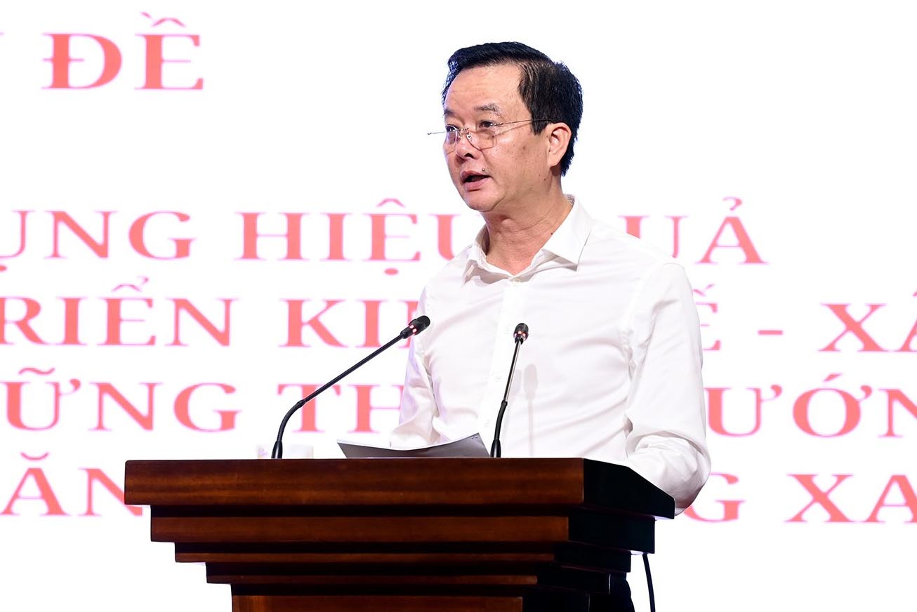 Ong Tran Bau Ha - Pho Chu tich UBND tinh Ha Tinh quan triet chuyen de ve huy dong va su dung hieu qua moi nguon luc de phat trien kinh te - xa hoi cua tinh Ha Tinh nhanh, ben vung theo huong cong nghiep hien dai, tang truong xanh. Anh: Tran Tuan.