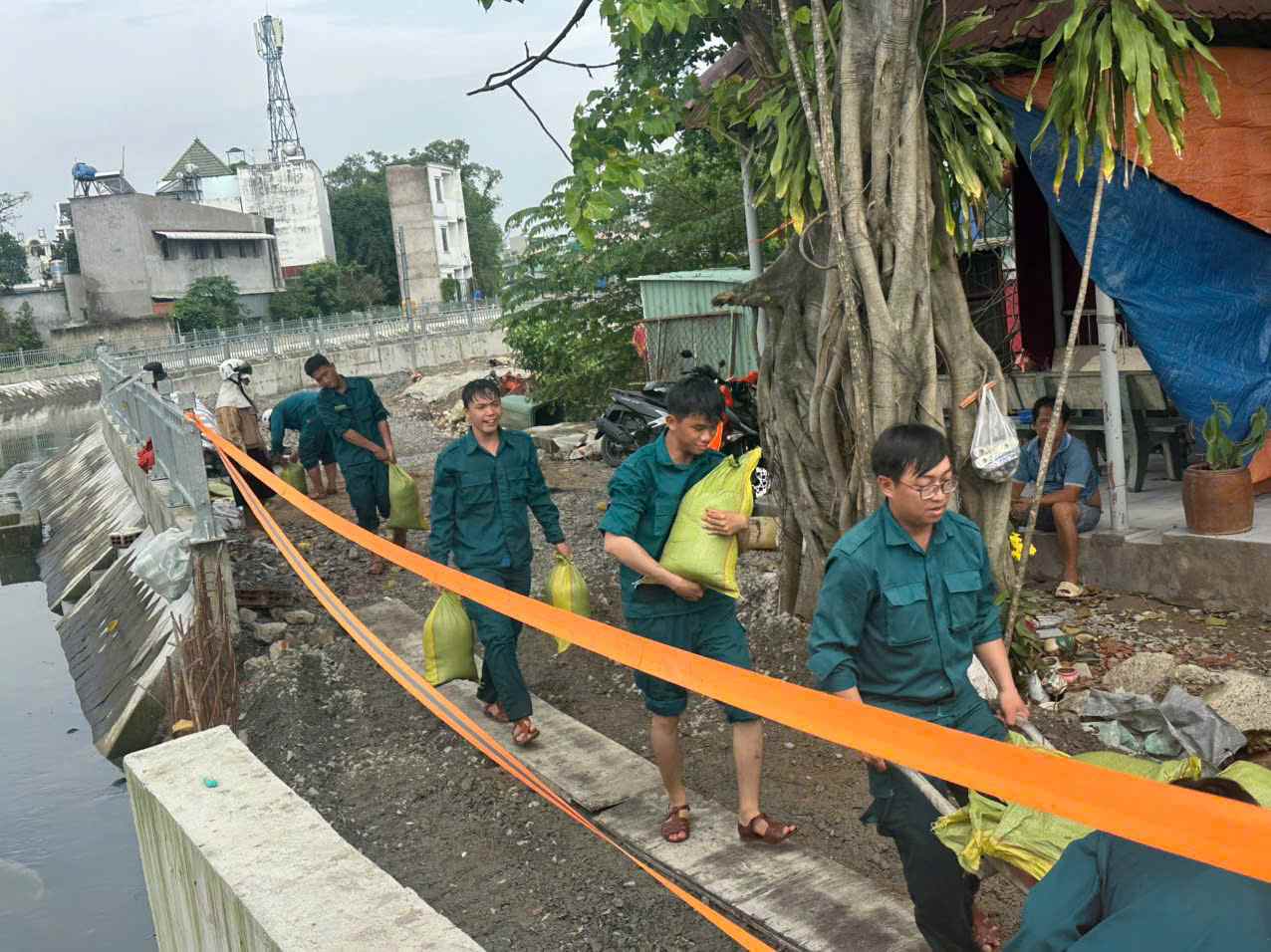 Luc luong chuc nang co mat kip thoi ho tro dan. Anh: Anh Tu