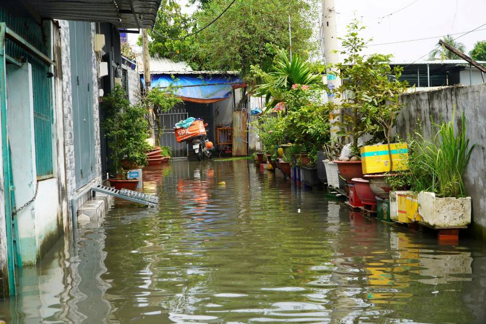 Xung quanh lenh lang nuoc tren dia ban dan cu phuong An Phu Dong. Anh: Thai Bao
