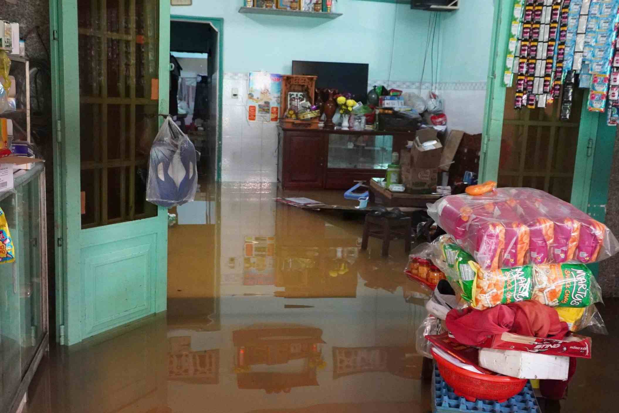 Nuoc tran sau vao ben trong nha dan, nhieu vat dung phai di doi len cao. Anh: Mai Anh