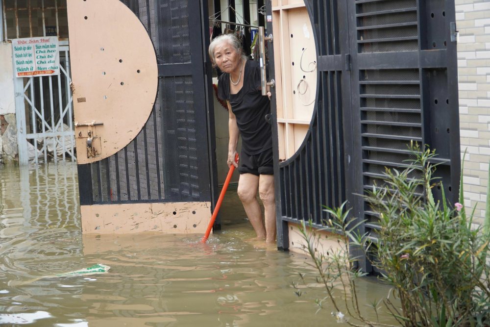 Cac ho dan tren dia ban phuong An Phu Dong song trong canh ngap sau hon 24 gio qua. Anh: Mai Anh