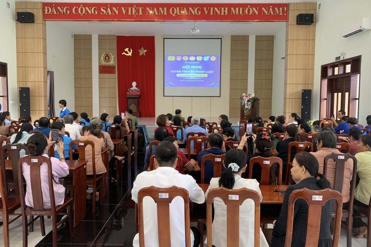 The Con Dao Special Zone Trade Union coordinated to deploy activities in response to Vietnam Law Day on November 9. Photo: Trade Union