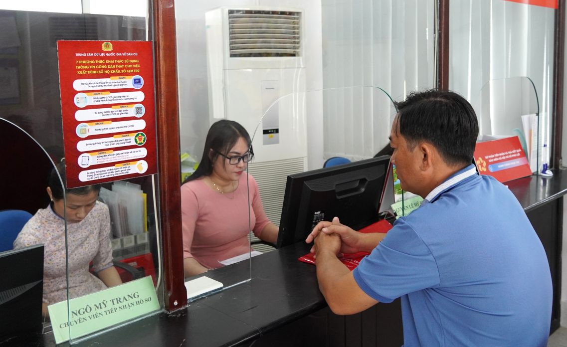 People come to resolve administrative procedures at the Public Administration Service Center of Phu Loi Ward (Can Tho City). Photo: Phuong Anh