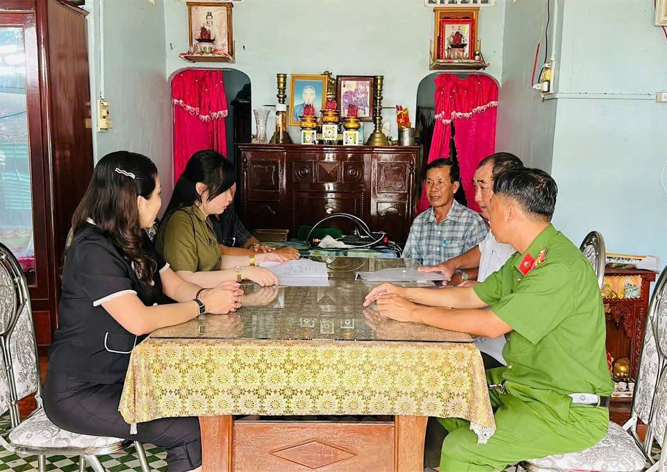 Nganh chuc nang thuc hien chien dich lam giau, lam sach co so du lieu quoc gia ve dat dai tren dia ban xa My Tu (TP Can Tho). Anh: Quang Thuan