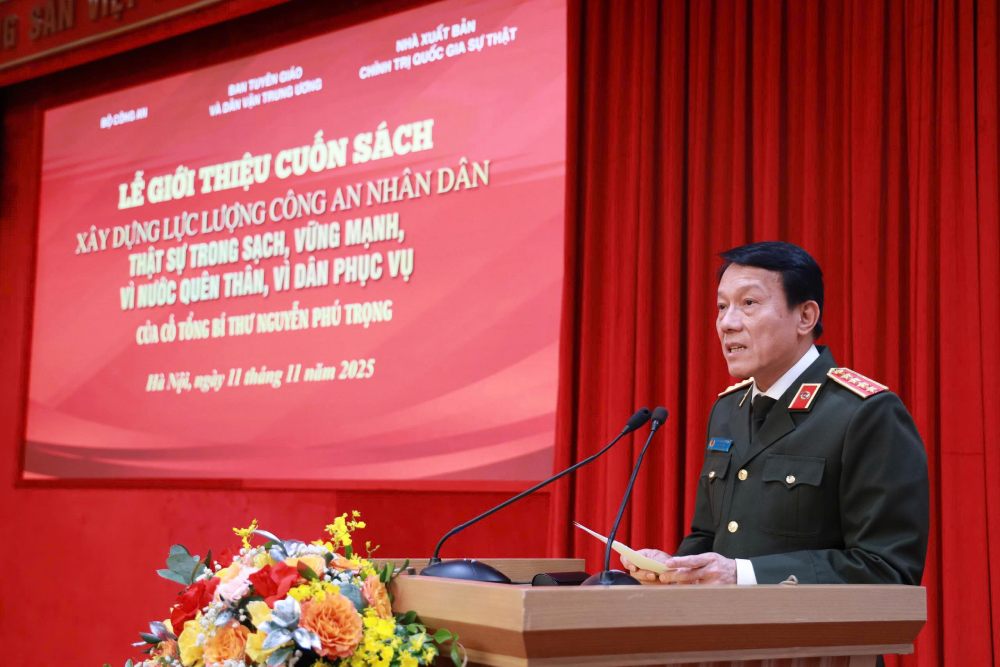 General Luong Tam Quang emphasized that the book of the late General Secretary Nguyen Phu Trong is a valuable document, a guiding principle for the entire police force. Photo: Tran Vuong