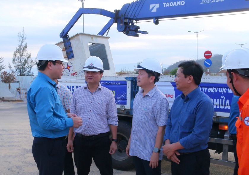 Mr. Do Duc Hung - Chairman of Vietnam Electricity Trade Union visited and shared the difficulties with PC Gia Lai workers and shock troops after storm No. 13. Photo: Tuan Anh