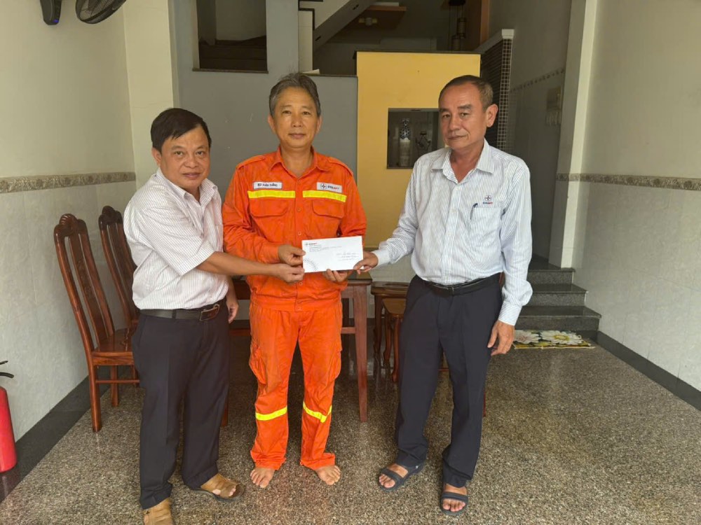 Ong Pham Minh Dong – Chu tich Cong doan, Doi pho Doi Truyen tai dien Gia Lai dong vien nguoi lao dong. Anh: Hong Viet