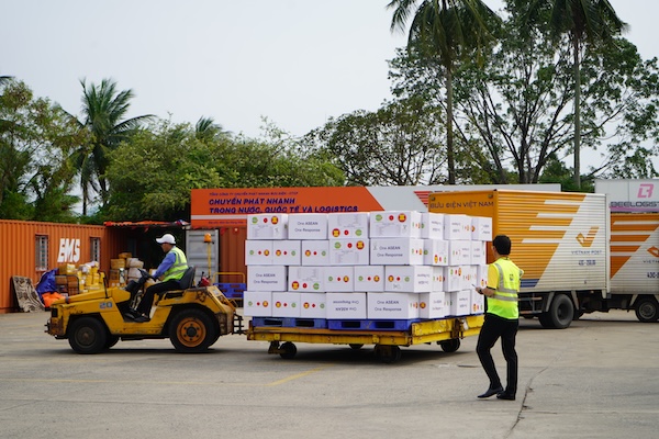 Tinh den ngay 10.11, cac dai su quan va to chuc quoc te da vien tro va cam ket vien tro khoang 10,5 trieu USD cho cac dia phuong. Anh: Cuc Quan ly de dieu va Phong, chong thien tai 