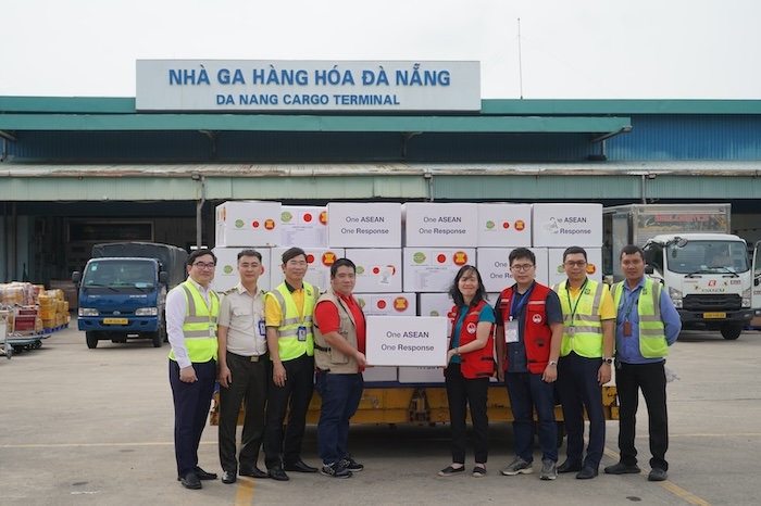 아세안 인도주의 지원 조정 센터의 긴급 지원 물품이 다낭 공항에 착륙했습니다. 사진: 제방 관리국 및 재해 방지 부서
