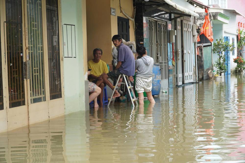 침수된 밤 이후 물이 빠지지 않아 바톤 운하 주변 사람들은 침수된 물과 함께 새로운 날을 맞이하며 살고 있습니다. 사진: 타이바오.