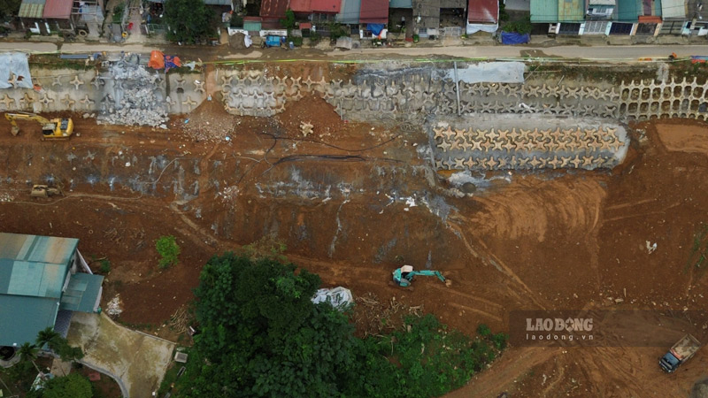 Mot so may moc tranh thu thoi tiet kho rao de thi cong mat bang. Anh: Dinh Dai