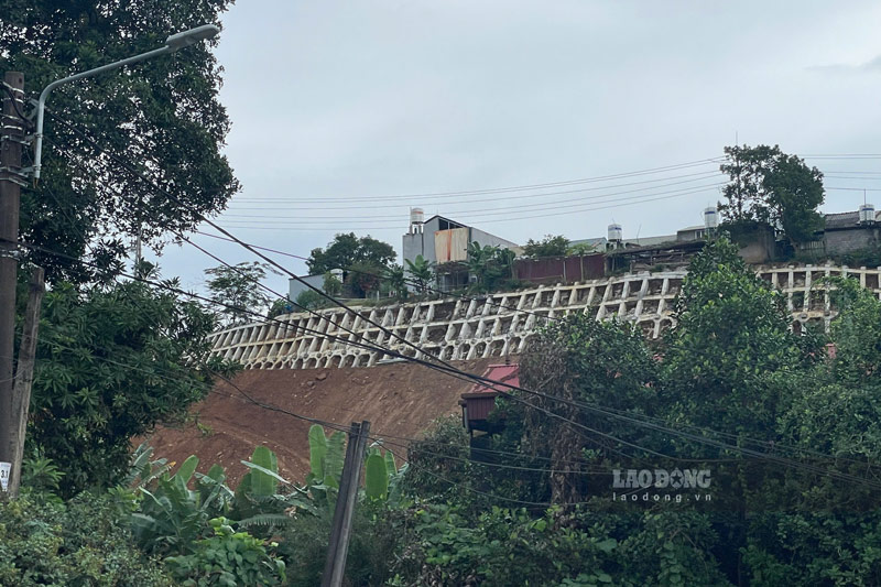 Nguoi dan mong cong trinh hoan thanh cang som cang tot de khong phai lo chay sat lo khi mua lu. Anh: Dinh Dai