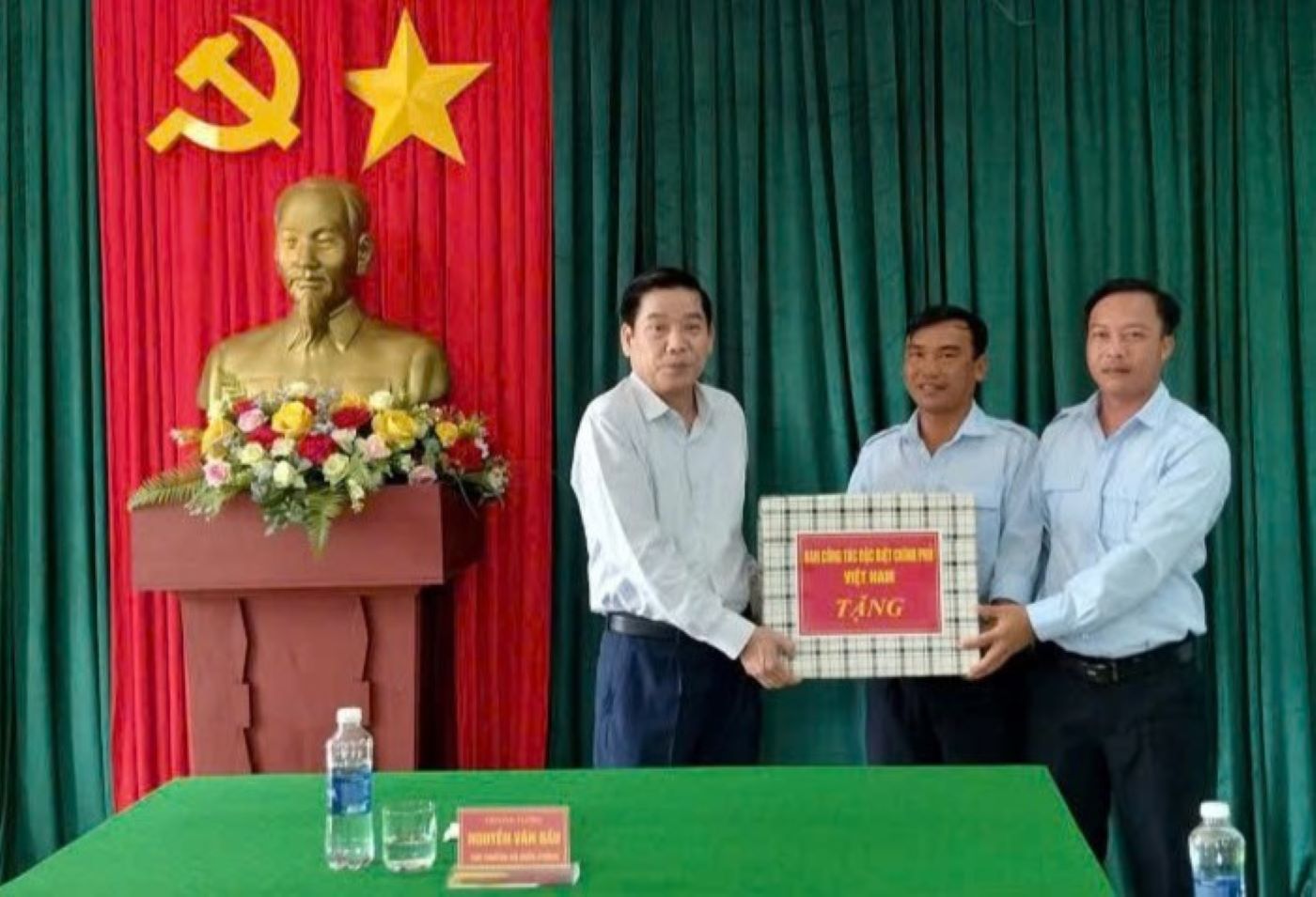 응우옌 반 가우 상장 베트남 공산당 중앙집행위원회 위원 찬라 국방부 차관이 간부들에게 선물을 증정하고 있습니다. 찬라 584팀 간부 전사 찬라 정치부 꽝찌성 군사령부 (라오스 사반나케트 찬라성 팔랑사이현에 주둔). 사진: 쑤언 지엔