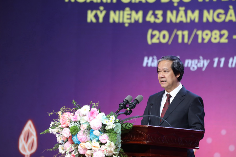 Bo truong Nguyen Kim Son ghi nhan, bieu duong va chuc mung nhung ket qua ma giao duc Thu do da dat duoc trong nam hoc vua qua. Anh: So GDDT Ha Noi