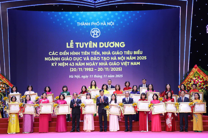 Bi thu Thanh uy Ha Noi Nguyen Duy Ngoc, Bo truong Bo GDDT Nguyen Kim Son trao thuong cho cac tap the, ca nhan. Anh: So GDDT Ha Noi 