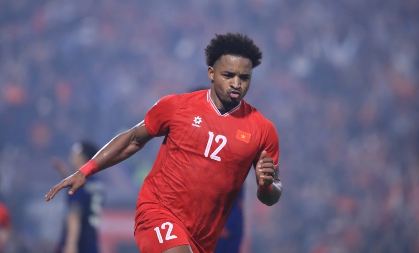 공격수 응우옌쑤언손은 100% 체력을 회복했다고 밝혔습니다. 사진: 민단